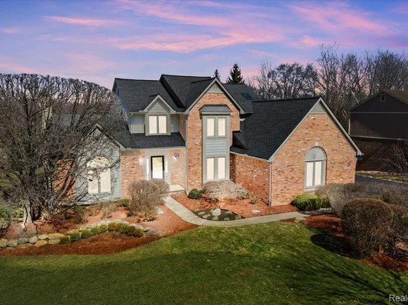 57322 Hidden Timbers Dr, South Lyon, MI 48178