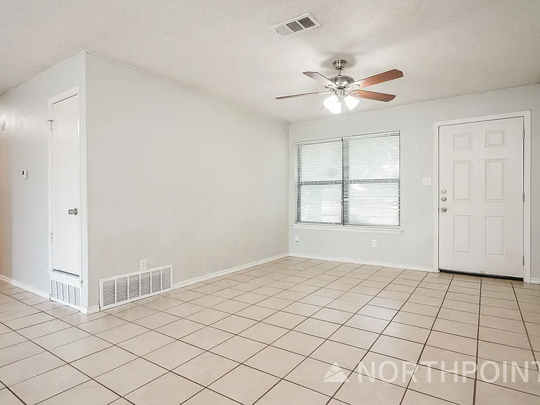 803 Lisa Ln — Photo 4