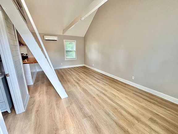 3rd image of 957 Vine St APT 3