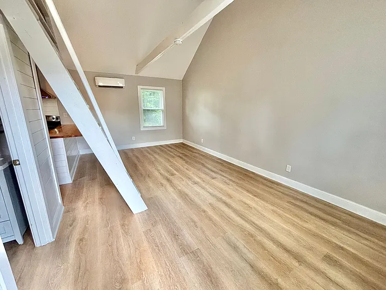 957 Vine St — Photo 3