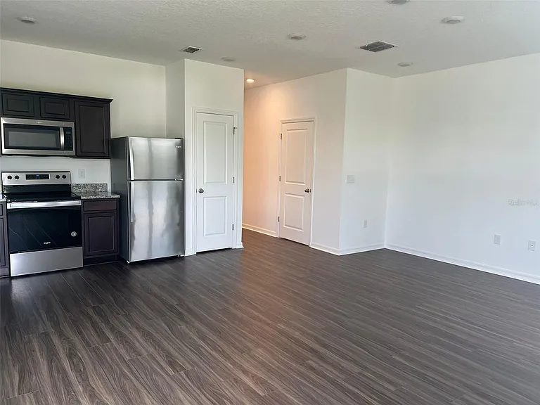 306 Madison Dr — Photo 6
