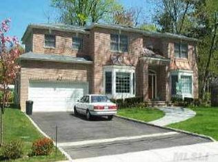 109 Oxford Blvd, Great Neck, NY 11023