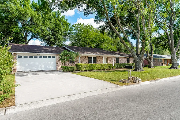 1376 Poppy Ln — Photo 2