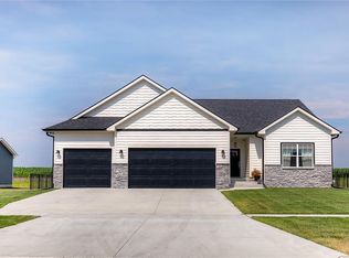 929 Ballard Dr, Huxley, IA 50124