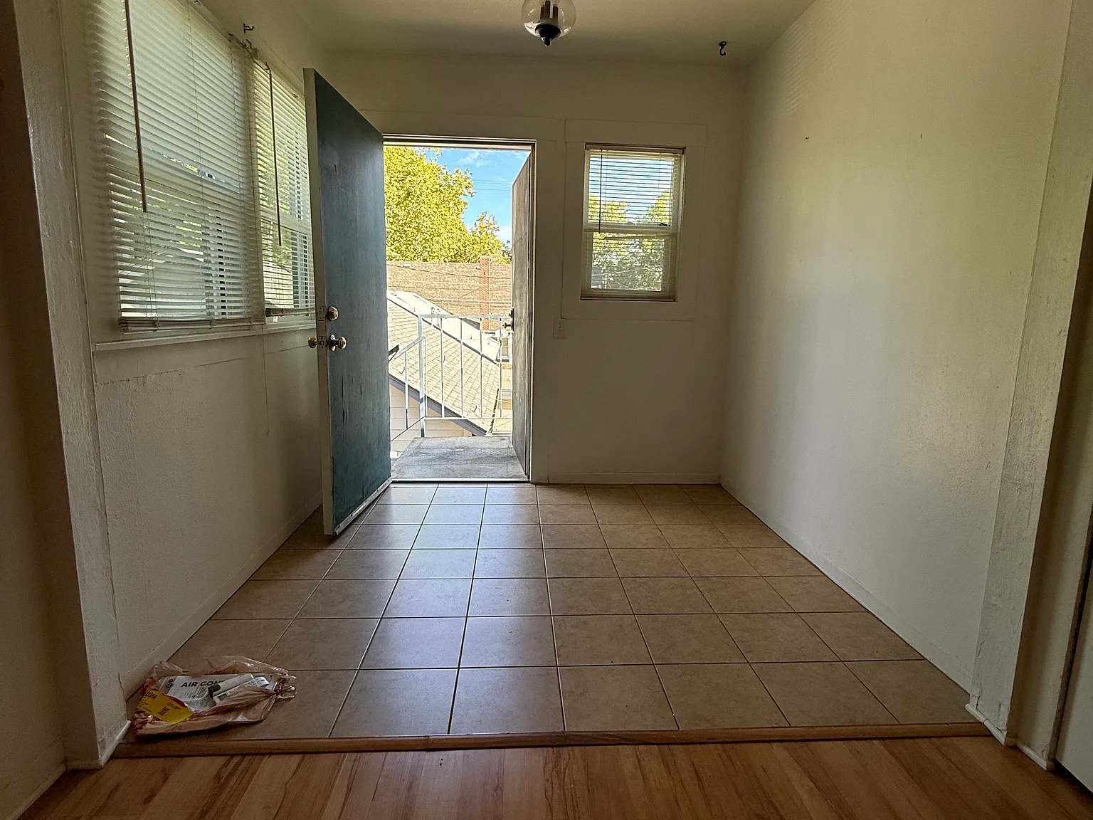 102 N Lee St — Photo 4