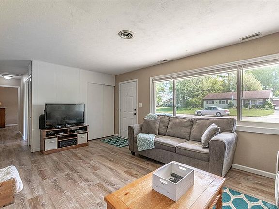 3rd image of 2681 N Aragon Ave