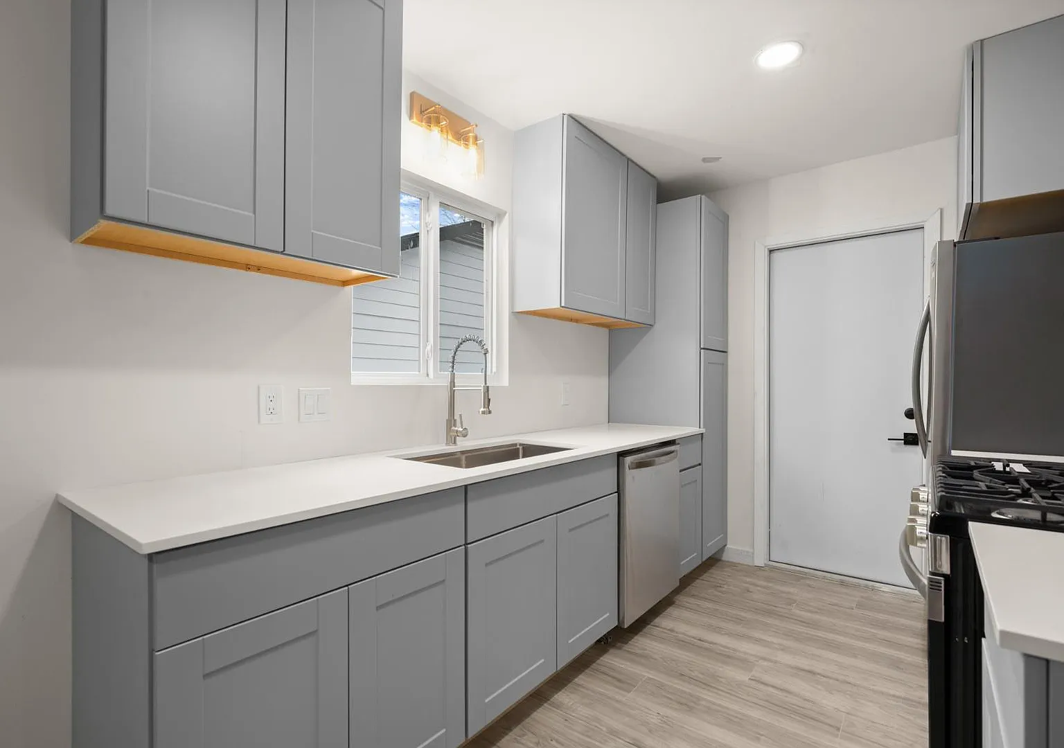 2100 Deadwood Dr — Photo 2
