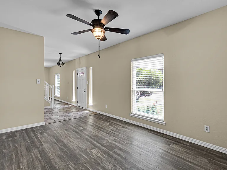 6906 Graham Dr — Photo 2
