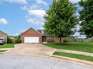 1404 Ezekiel Ct, Siloam Springs, AR 72761