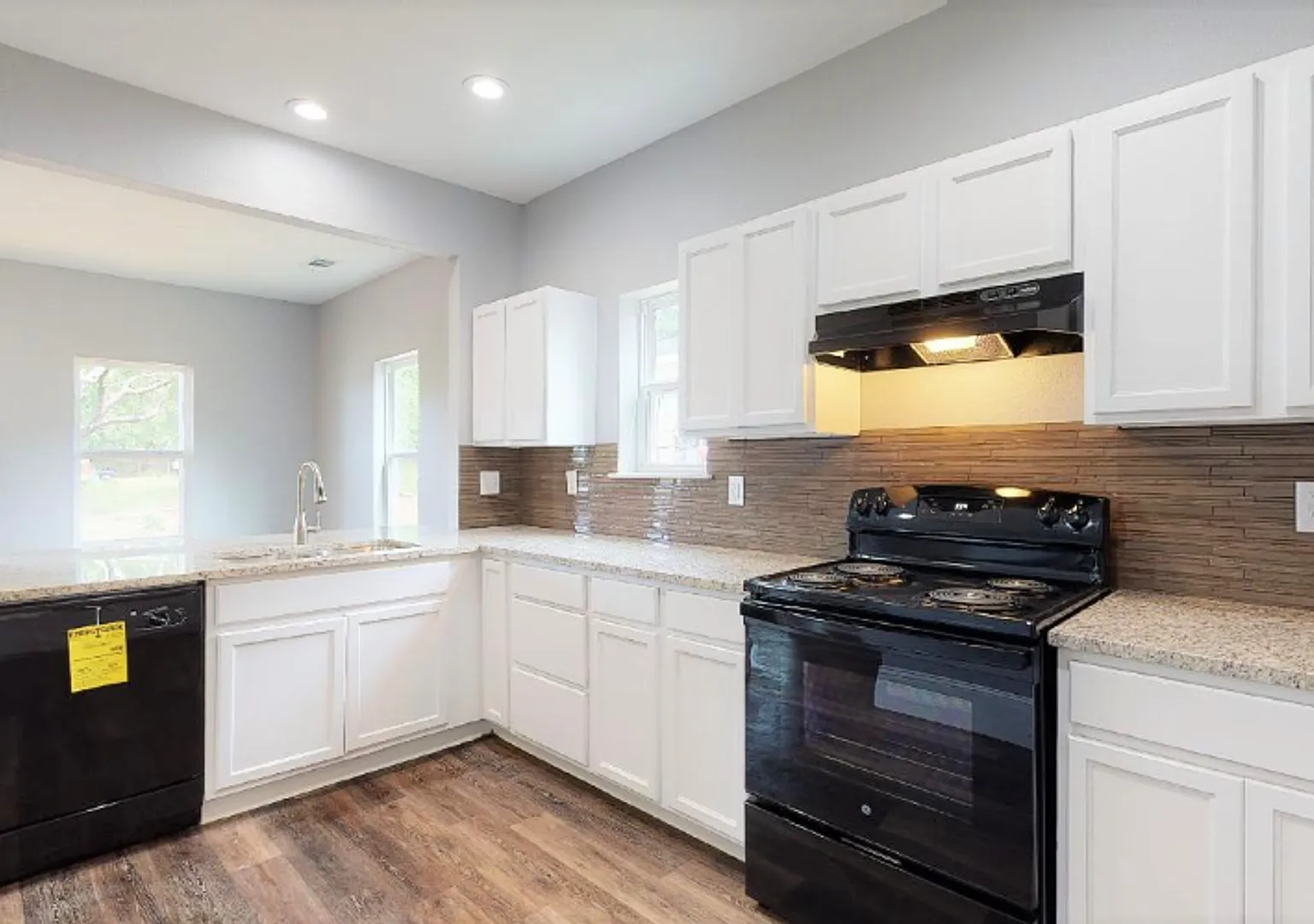 114 E Oak St — Photo 2