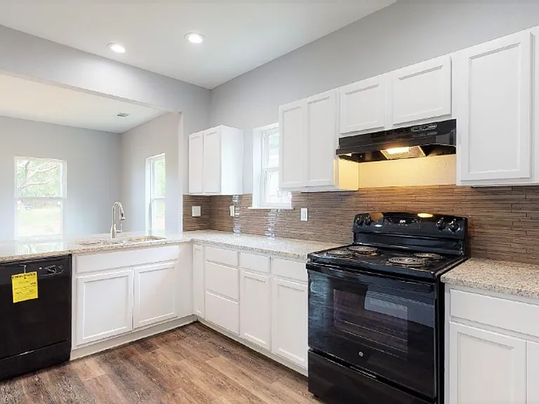 114 E Oak St — Photo 2
