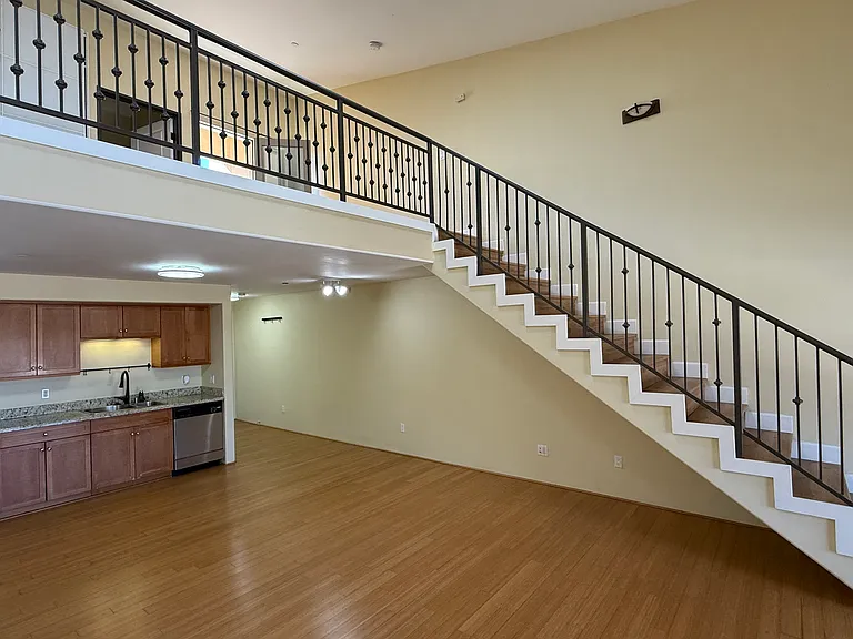 255 W 7th St #20 — Photo 12