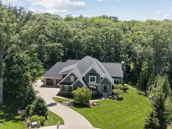 4865 Woody Creek Cir, Bettendorf, IA 52722