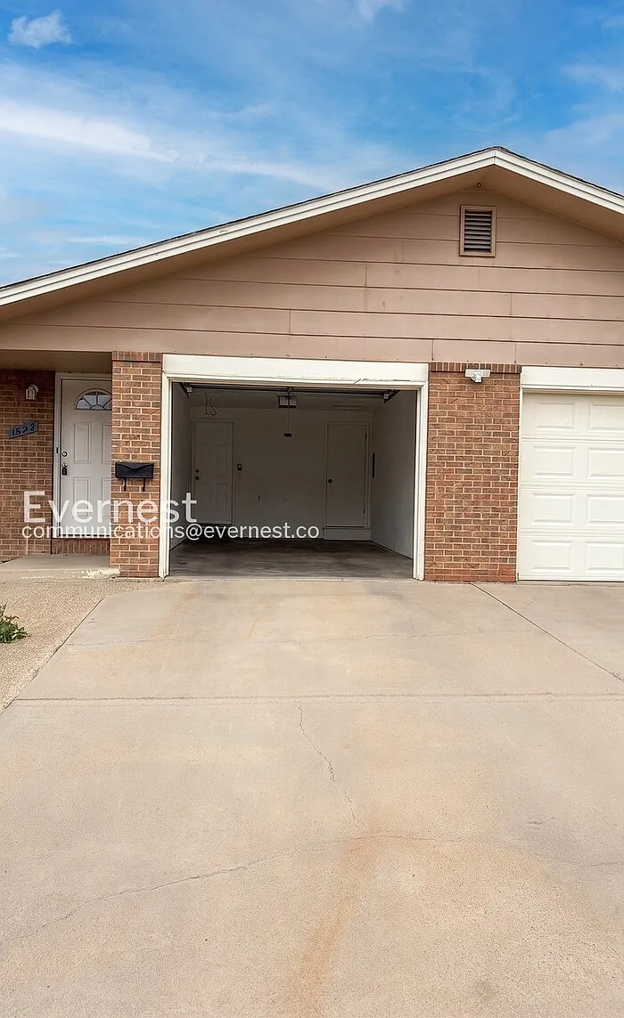 2 bed, 1.0 bath, 1120 sqft, $1,847 — Photo 2
