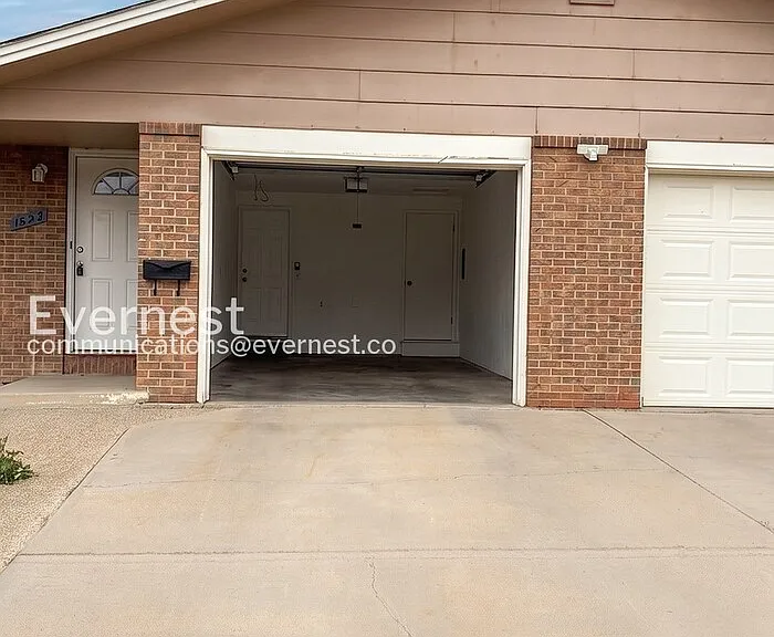 1527 Stuart St — Photo 3