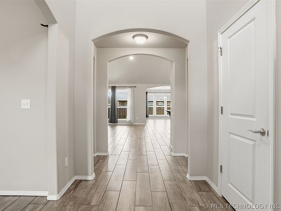 4th image of 1423 E South Park Pl