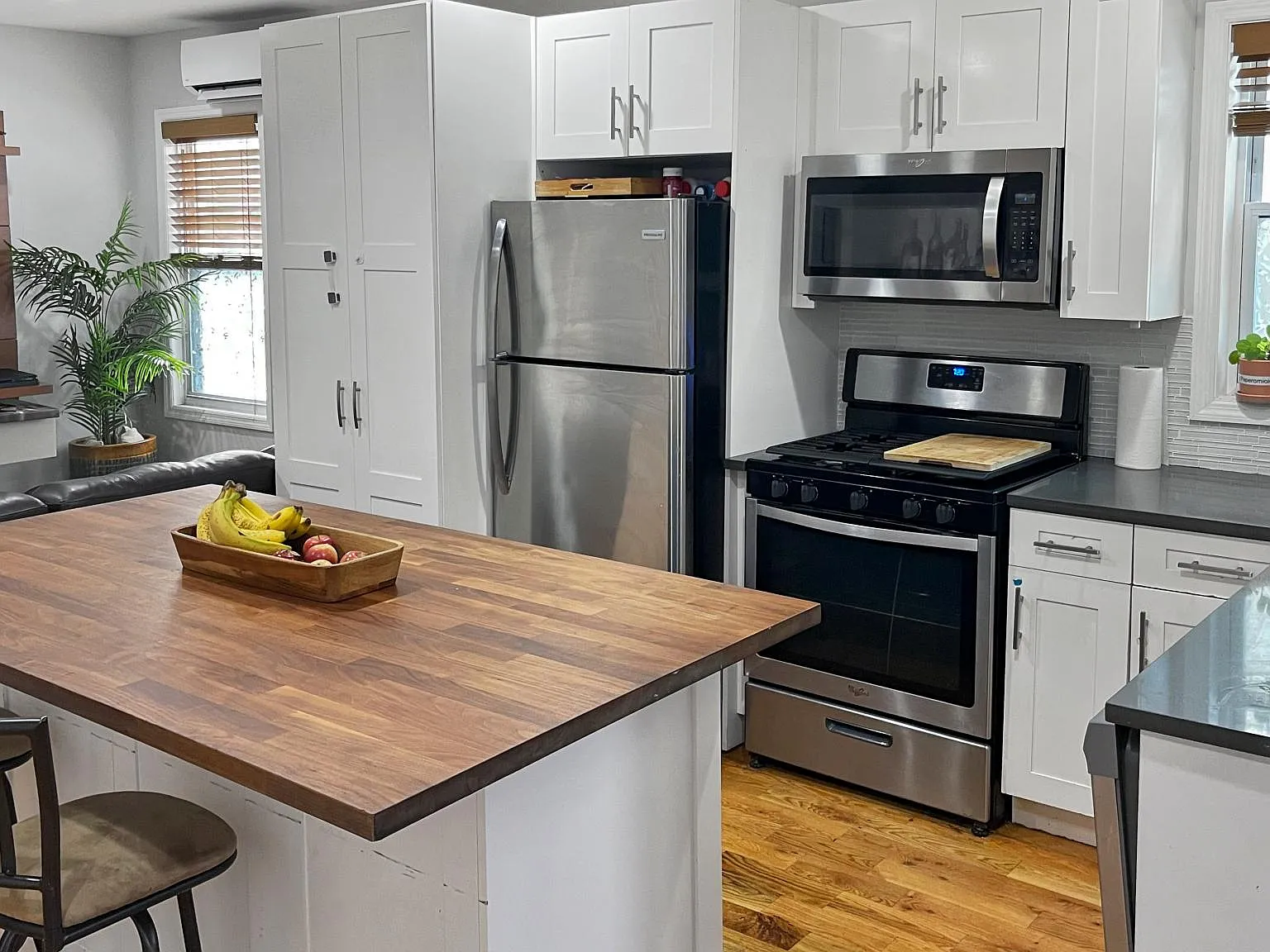 3 bed, 1000 sqft, $3,700 — Photo 1