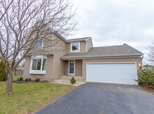 4 Parkwood Ct, Streamwood, IL