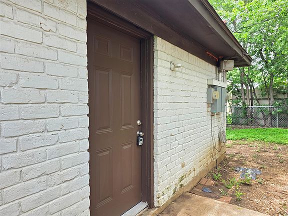 2nd image of 1811 Magnolia Dr #B