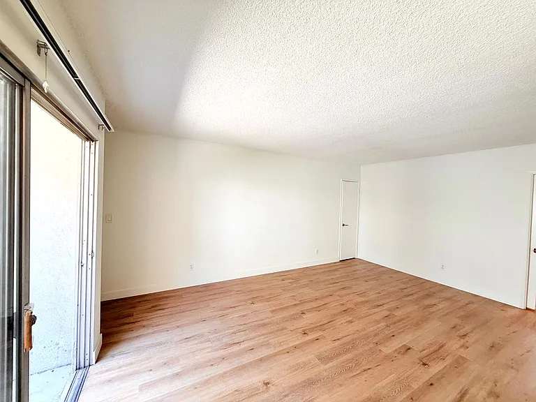 119 - 121 N Hillcrest Blvd — Photo 3