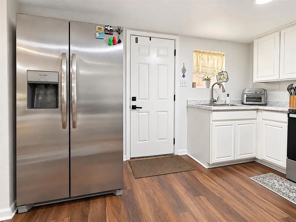3 bed, 1.0 bath, 940 sqft, $1,750 — Photo 3