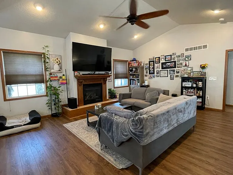 825 Locharno Dr — Photo 8