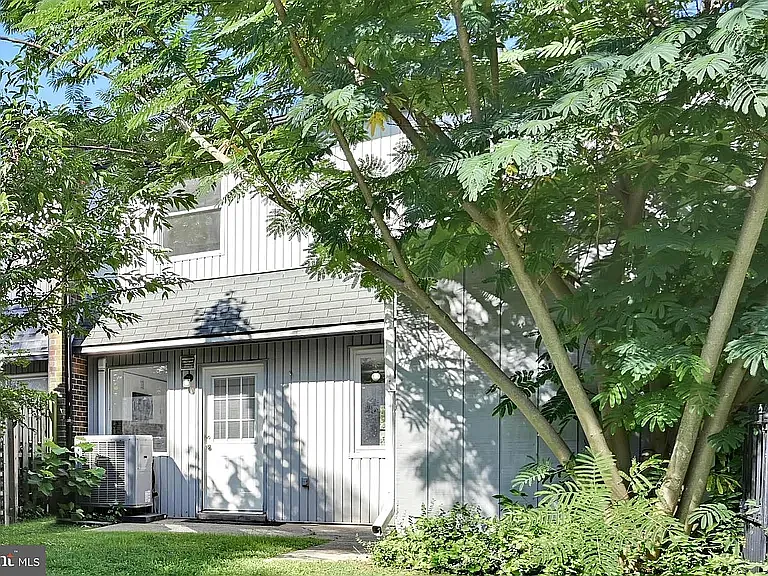 3 bed, 1.5 bath, 1402 sqft, $2,150 — Photo 3
