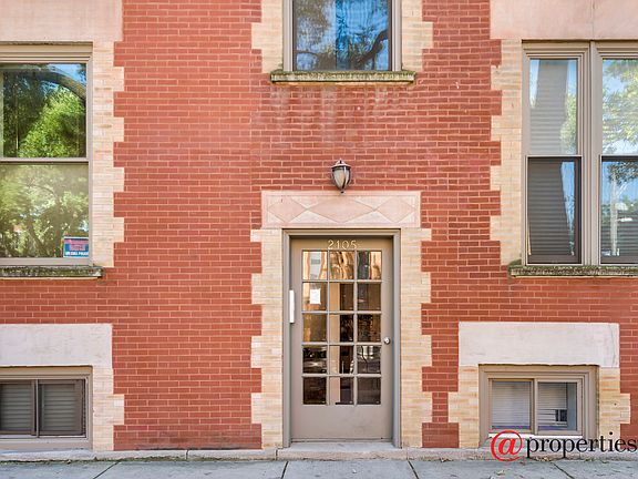 2nd image of 924 N Hoyne Ave #3W