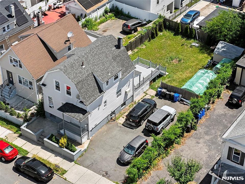 1st image of 207 E 24th St