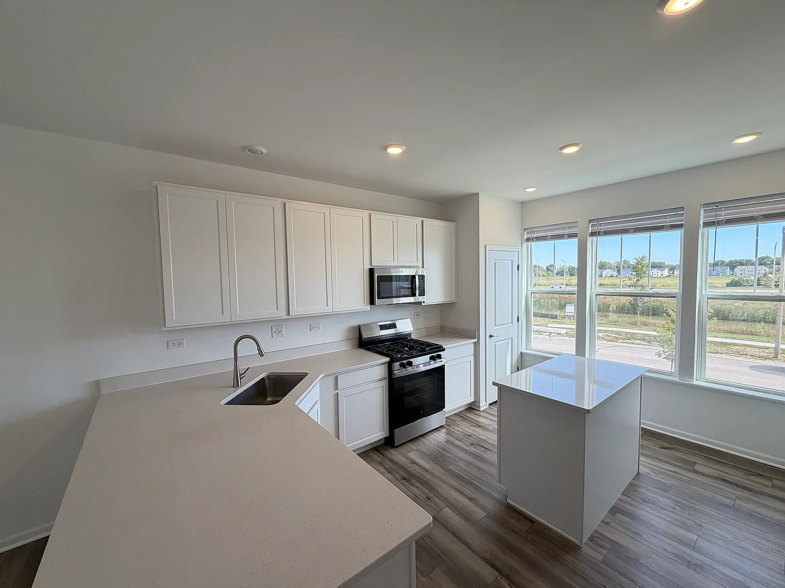 3 bed, 2.5 bath, 1894 sqft, $2,800 — Photo 3