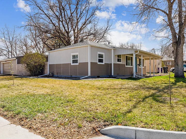 2060 S Irving St — Photo 22