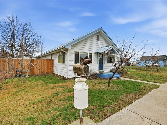 3rd image of 409 E Alder Ave
