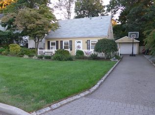 36 11th St, Carle Place, NY 11514