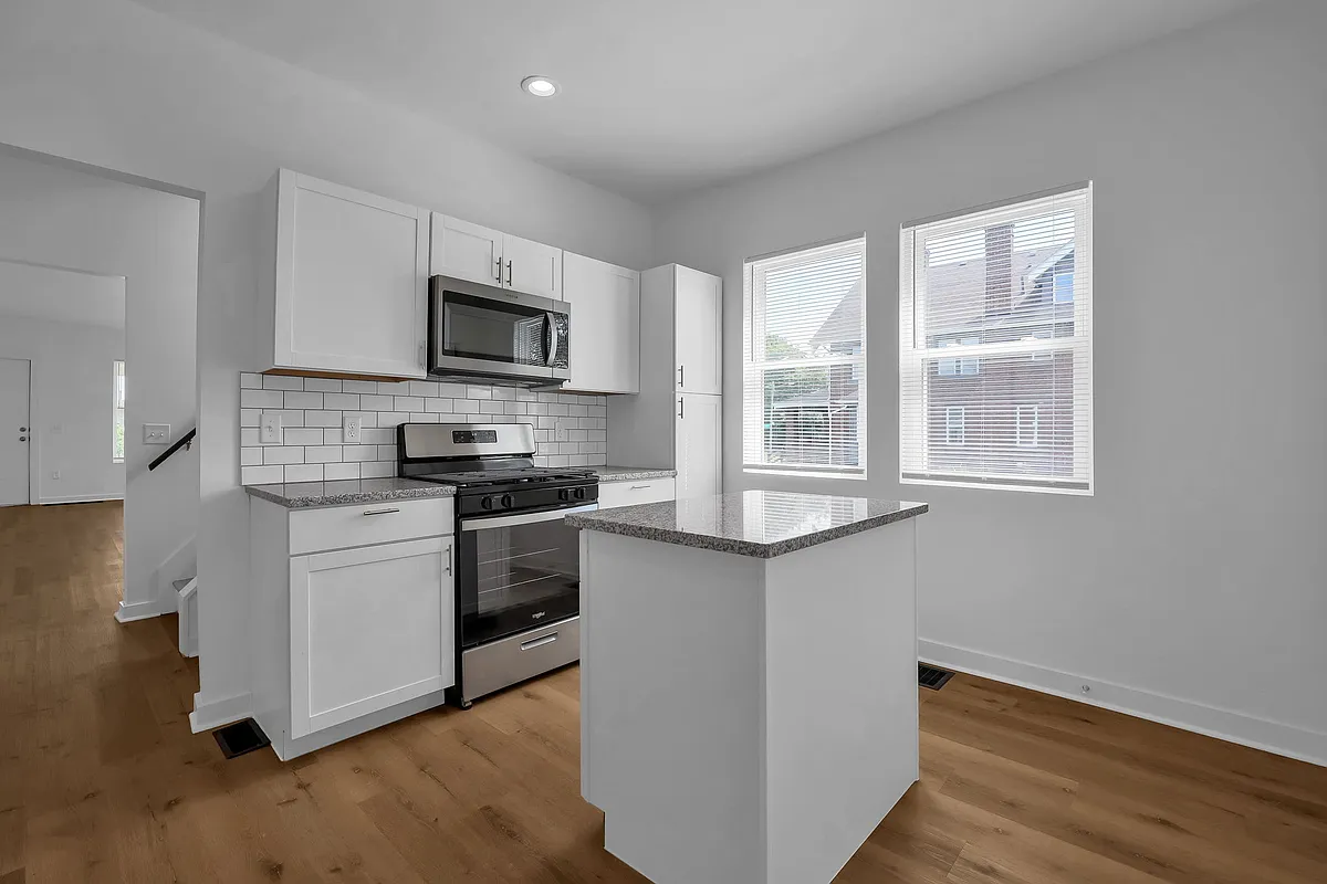 Photo 2 of 29 - 913 S Champion Ave #915 - Columbus, OH Building Photo - 913 S Champion Ave #915