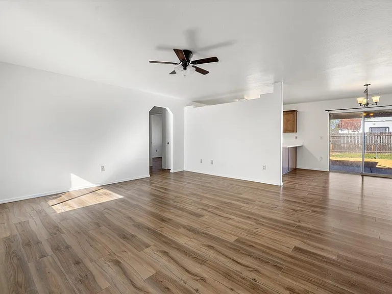 4517 N Sauter Dr E — Photo 4