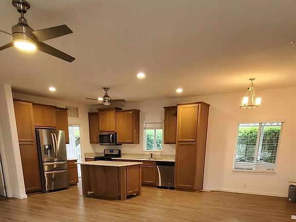 4th image of 2550 E Valley Pkwy E Space 18