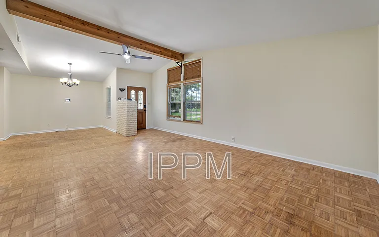 914 E Carrol St — Photo 4