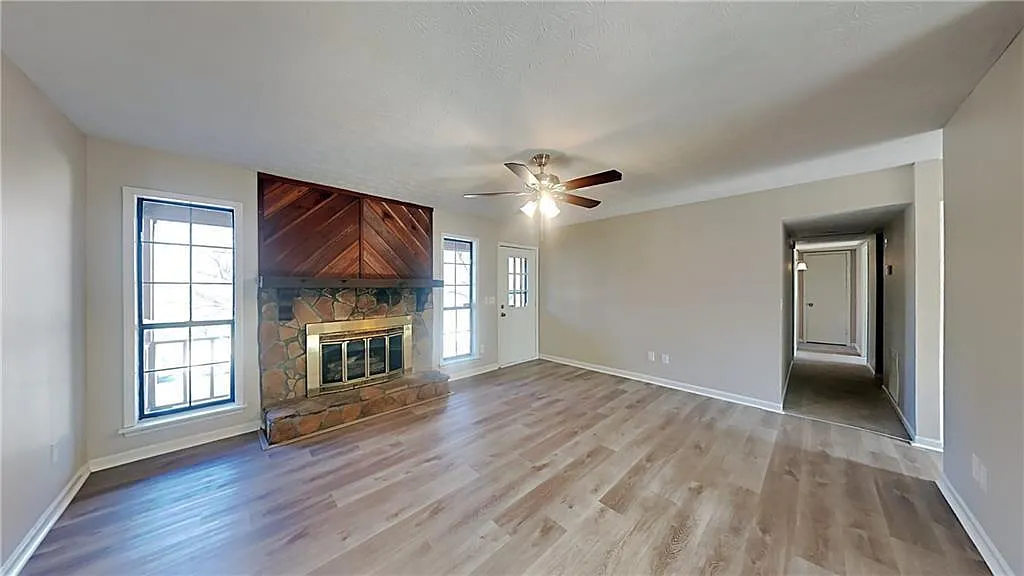 3 bed, 1204 sqft, $2,100 — Photo 3