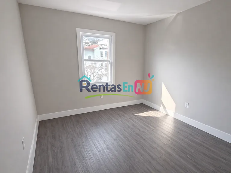494 S 18th St #3D — Photo 3