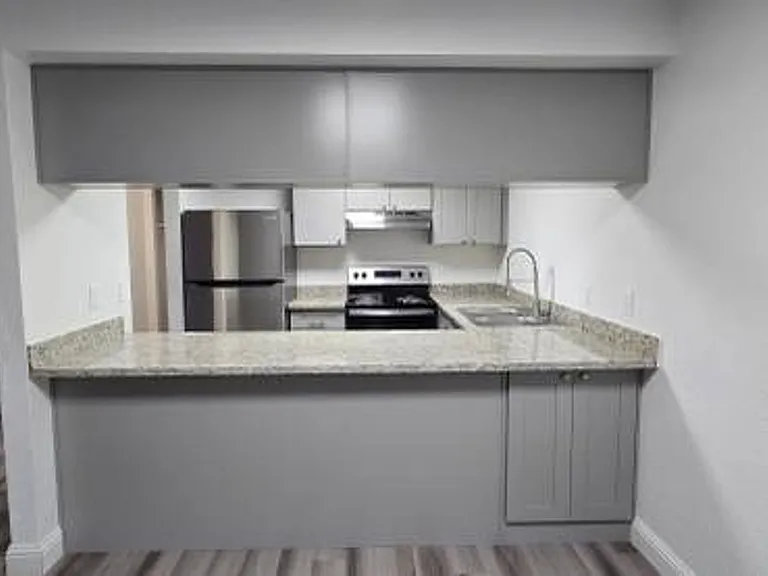 Mesa Verde Apartments — Photo 15