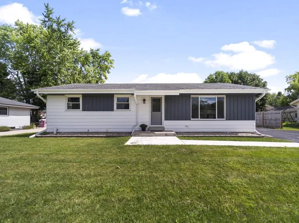 258 South Regis ROAD, Saukville, WI 53080