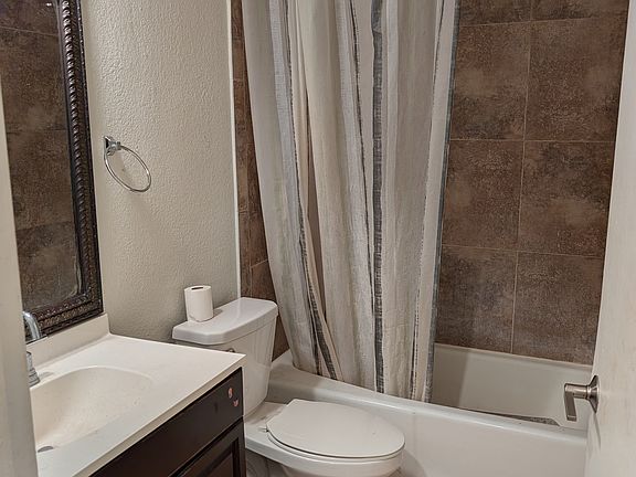 3rd image of 419 Meadowcreek Cir