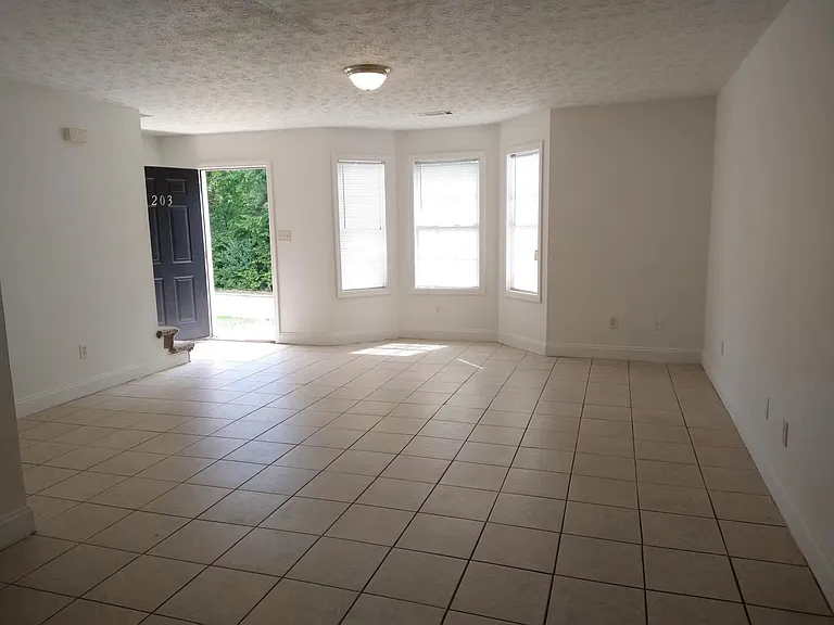 203 Westchester Cir — Photo 9