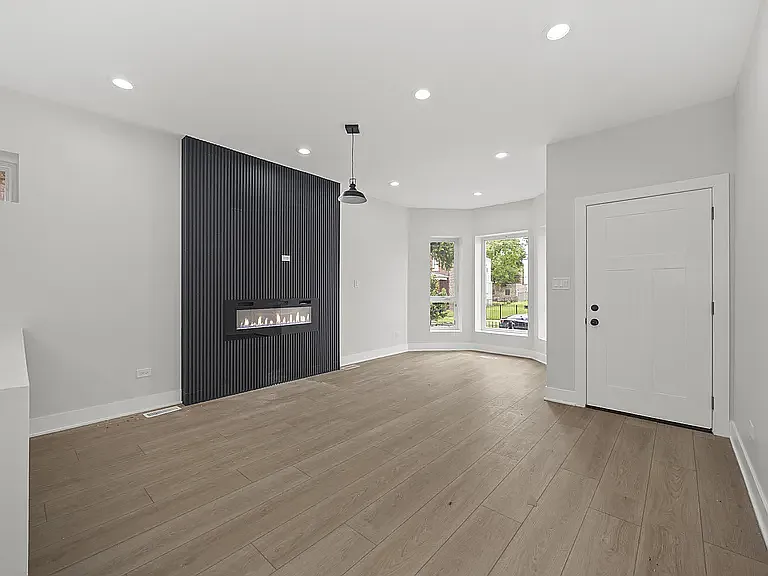 3 bed, 2.5 bath, 2220 sqft, $2,800 — Photo 2