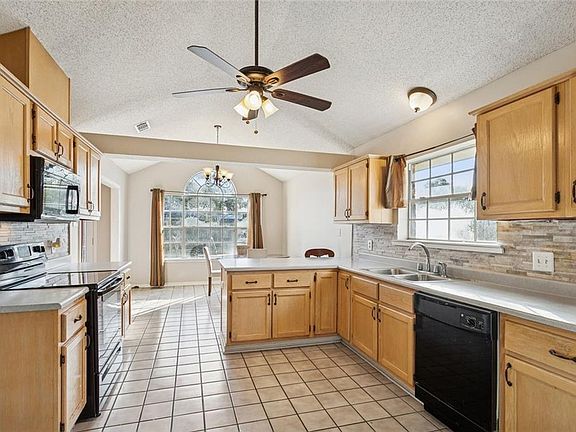 4th image of 113 Crescentwood Loop