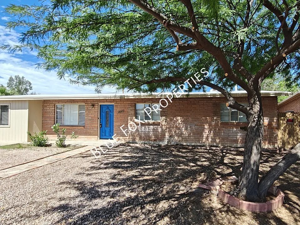 3857 E Edison Pl