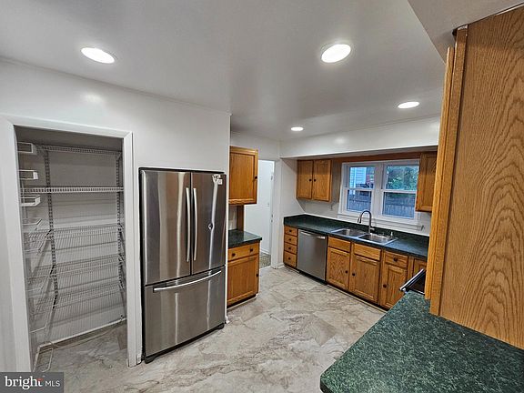 5th image of 2546 Paxton St