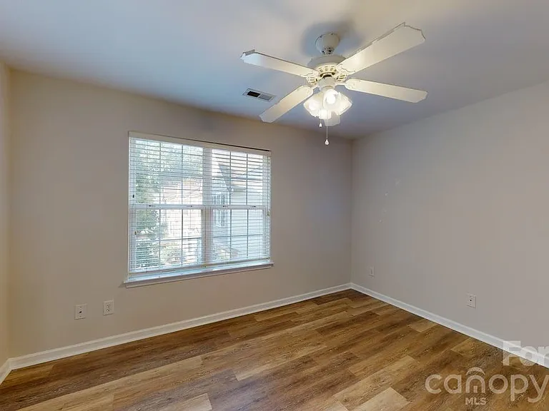 5545 Seths Dr — Photo 11