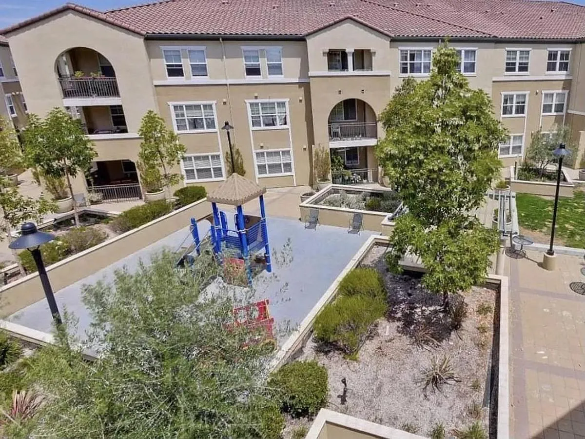3 bed, 1361 sqft, $4,495 — Photo 3