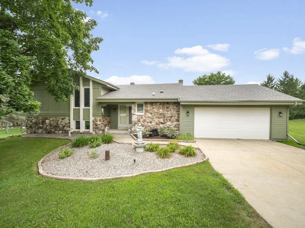 W249S7055 Sugar Maple DRIVE, Waukesha, WI 53189